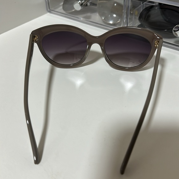 Ferragamo sunglasses - Picture 3 of 8